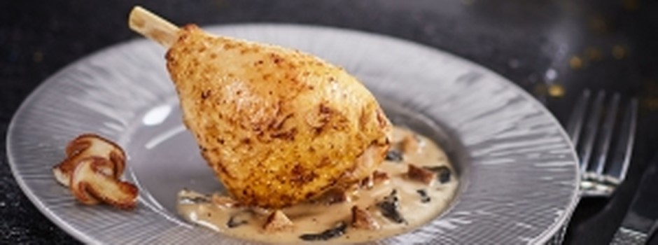 Chapon sauce crémée au Sauternes avec des cèpes
